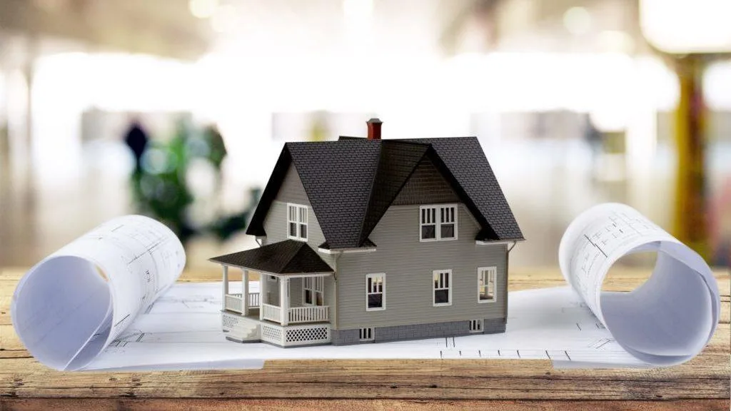 Miniatura de casa sobre planta arquitetônica